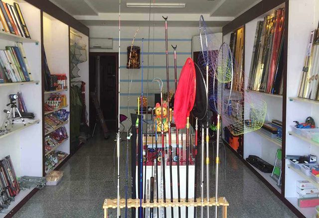 安博体育官方平台渔具店老板酒后吐露售卖渔具仅凭1个字1年买套房(图2)